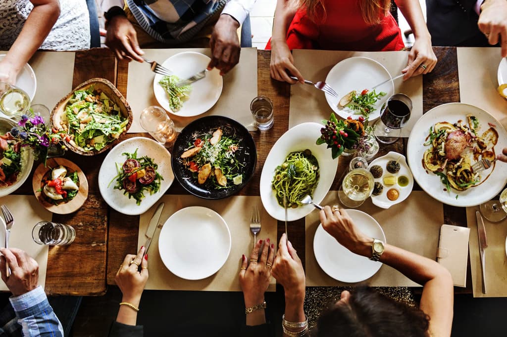 Celebra una comida con amigos y familiares con nosotros